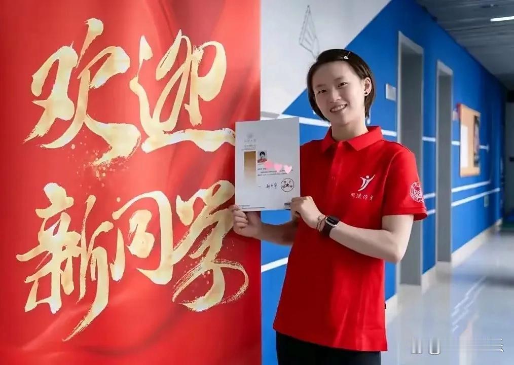 看到陈芋汐到同济大学报到，短发上别着小白色发夹俏皮又可爱，瘦高个的她红短袖黑长裤
