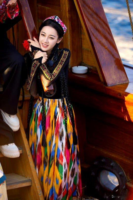 #迪丽热巴红玫瑰戒指##迪丽热巴新疆服造型# 好明媚的美[哇] ​​​