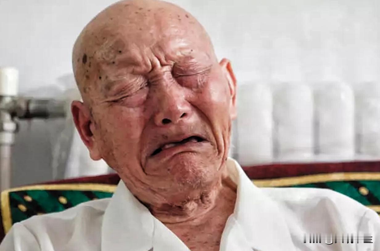 功勋老兵孙顺明被儿媳赶出家门，住进机井房。2020年，英雄身份曝光，政府送来30