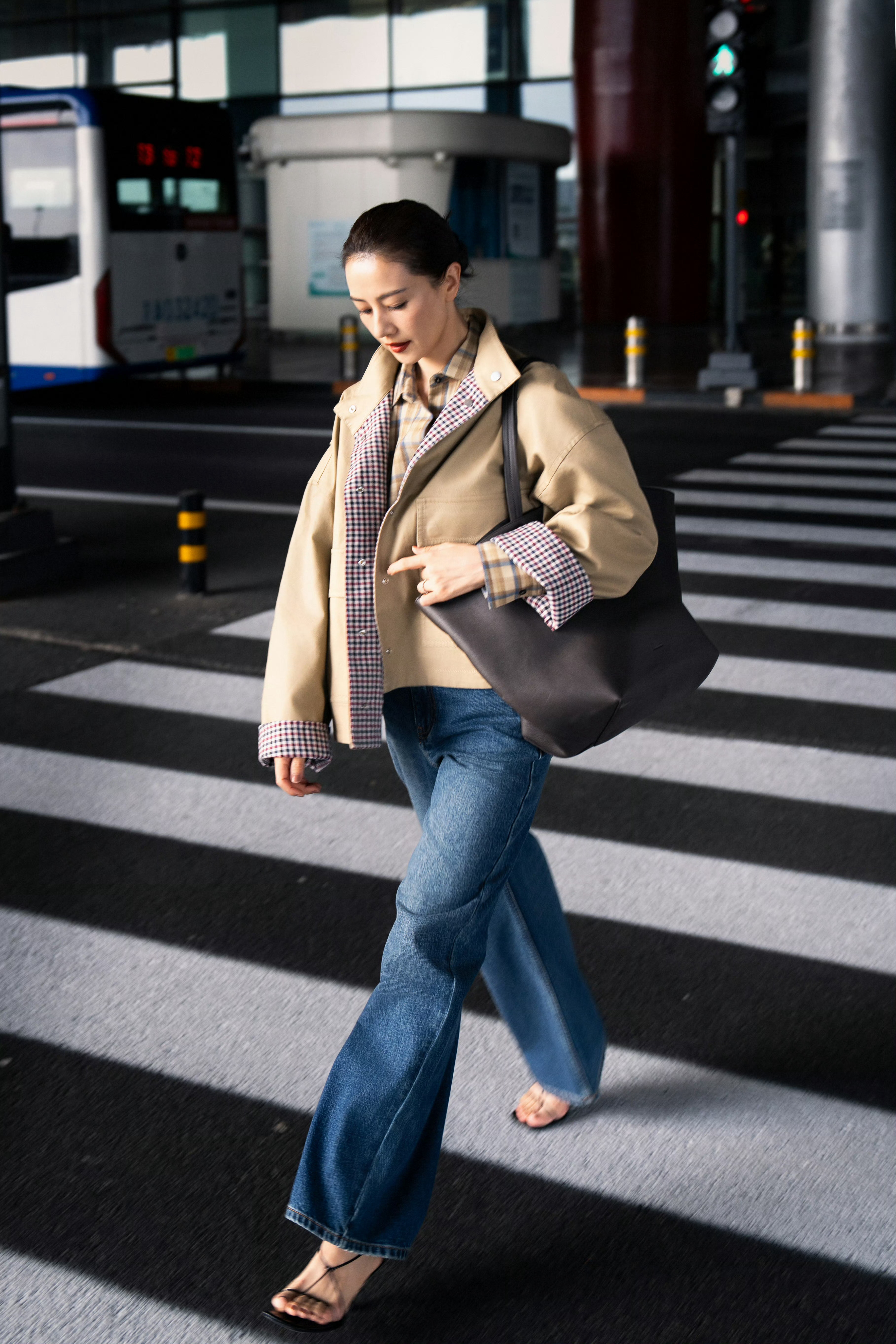 的穿搭又杀疯了！卡其外套叠格纹衬衫复古感拉满，阔腿裤配凉鞋随性又高级，每一次出街