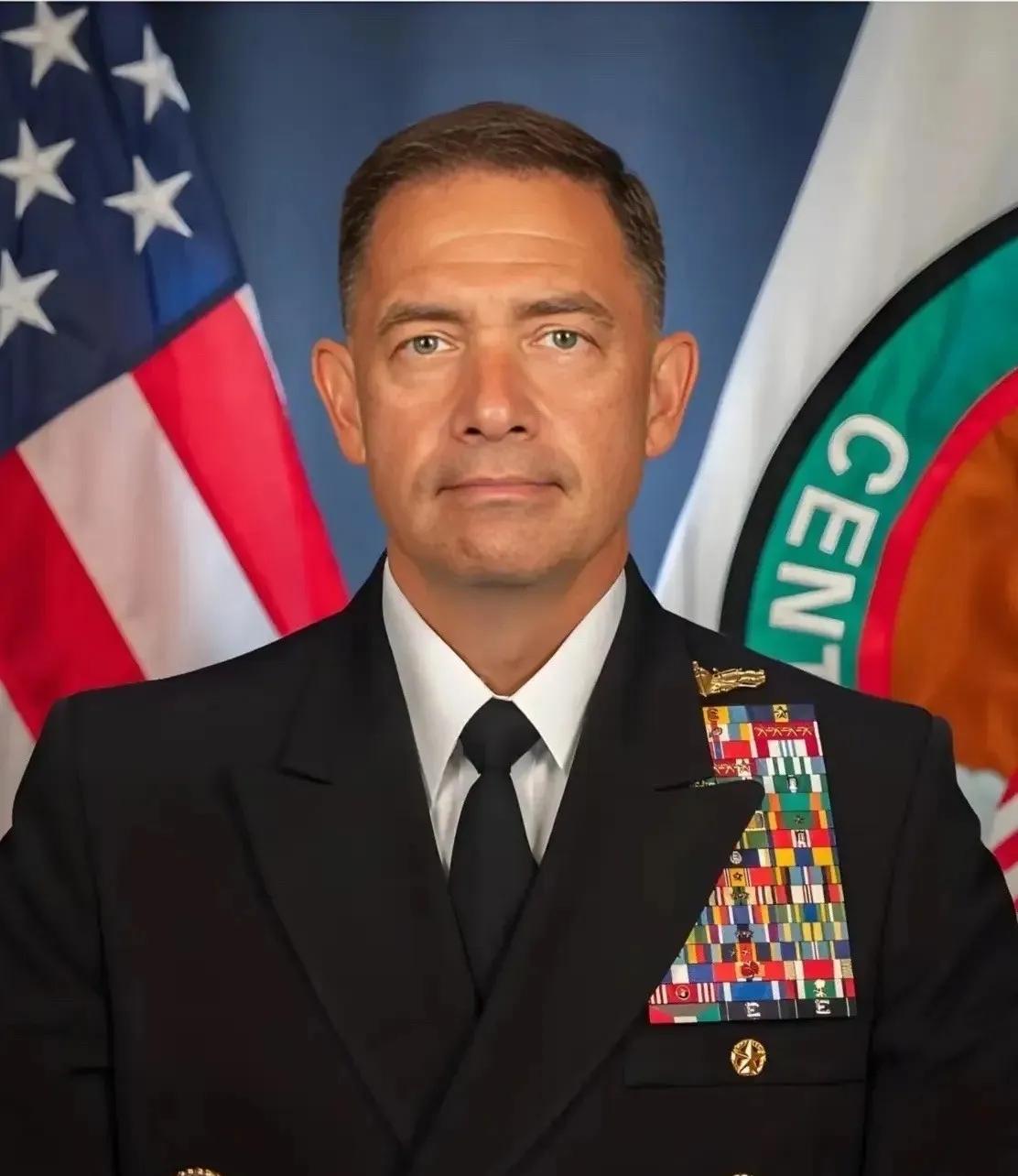 美军中央司令部宣布，上万名美国大兵带着十几艘军舰和几十架飞机，把伊朗的港口给围起