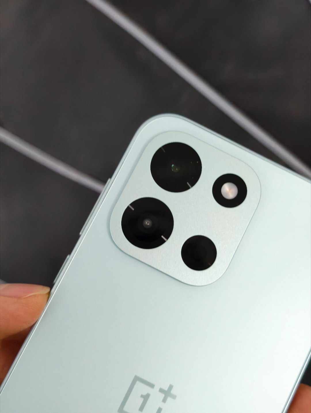 让我选一个最适合当备用机的手机，我应该会毫不犹豫地选一加Turbo 6，充满电正