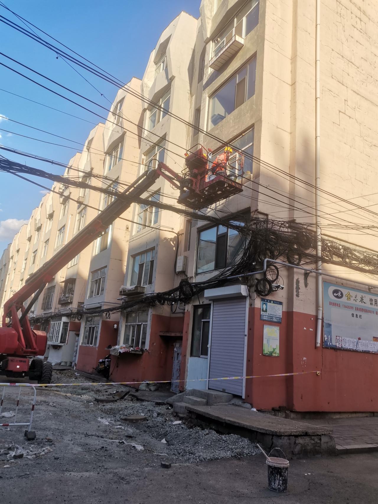 吉林市临江小区改造工程正紧锣密鼓地推进着，让人满心期待竣工后的模样。

今天路过