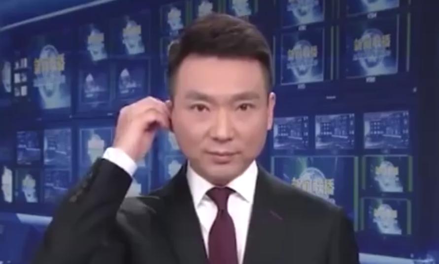 2020年，康辉在《新闻联播》直播时，停顿了两秒去调整耳机，而他的这个动作可是差