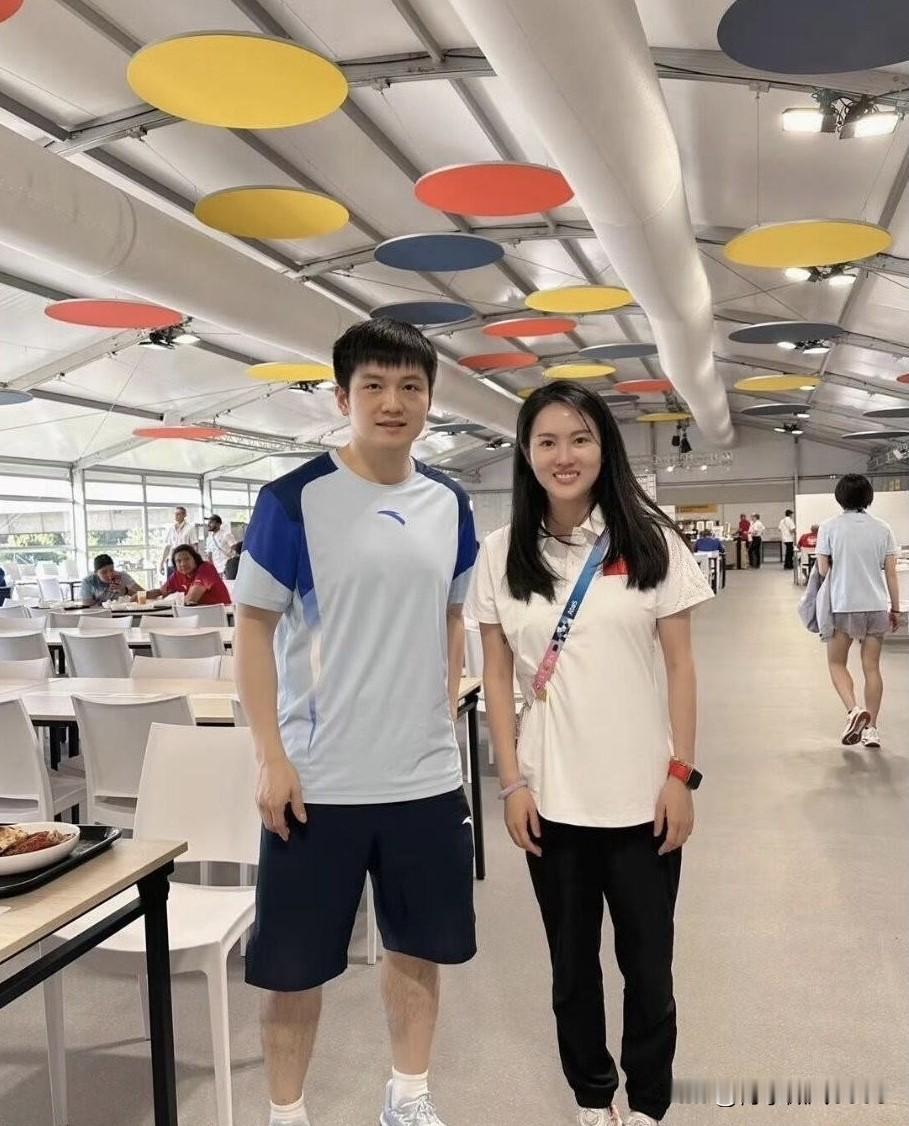陈若琳好漂亮啊，五官精致小巧，尽显女子的温婉气质。旁边的帅哥身材高挑，老天爷追着