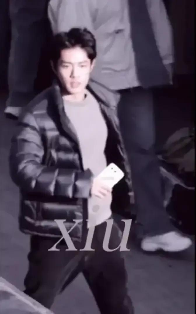 肖战穿一身黑西装站在品牌灯牌前，嘴角没笑，眼神却像把钩子，把我手机屏幕直接戳穿。