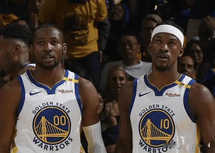 勇士球员吉米-巴特勒接受了记者采访，谈到了乔纳森-库明加：

