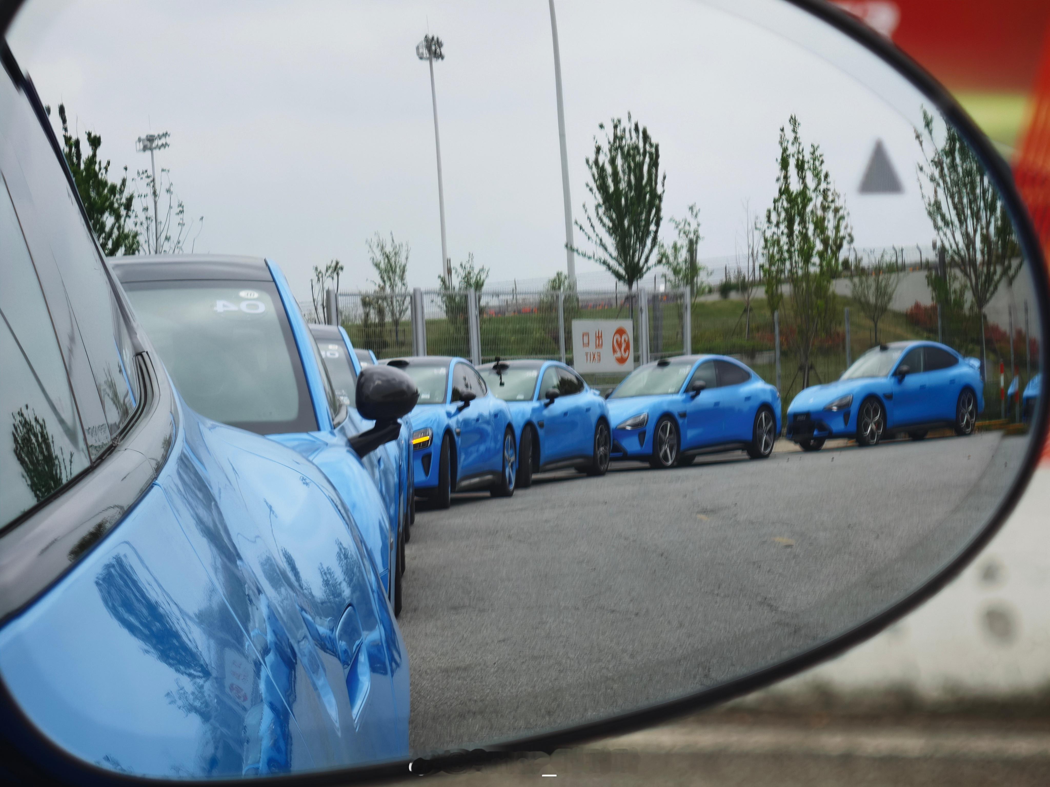 今天是ChinaGT的开幕式，小米车主们开着新一代SU7卡布里蓝和SU7 Ult