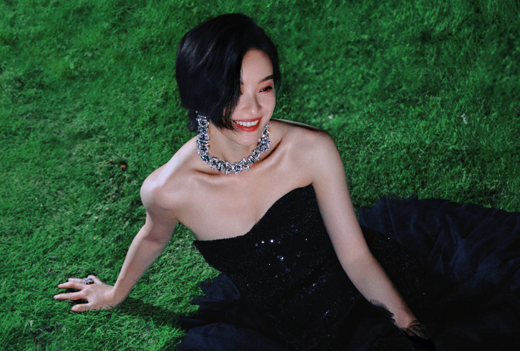 耳畔钻石流光与锁骨线条相映成辉，每一个转身都散发着飒爽与优雅并存的独特气场。 