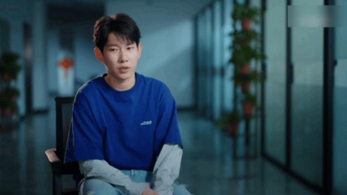 互联网发展起来之后，让更多原生家庭不快乐的他们有了可以寻找共鸣的机会好像很多做喜