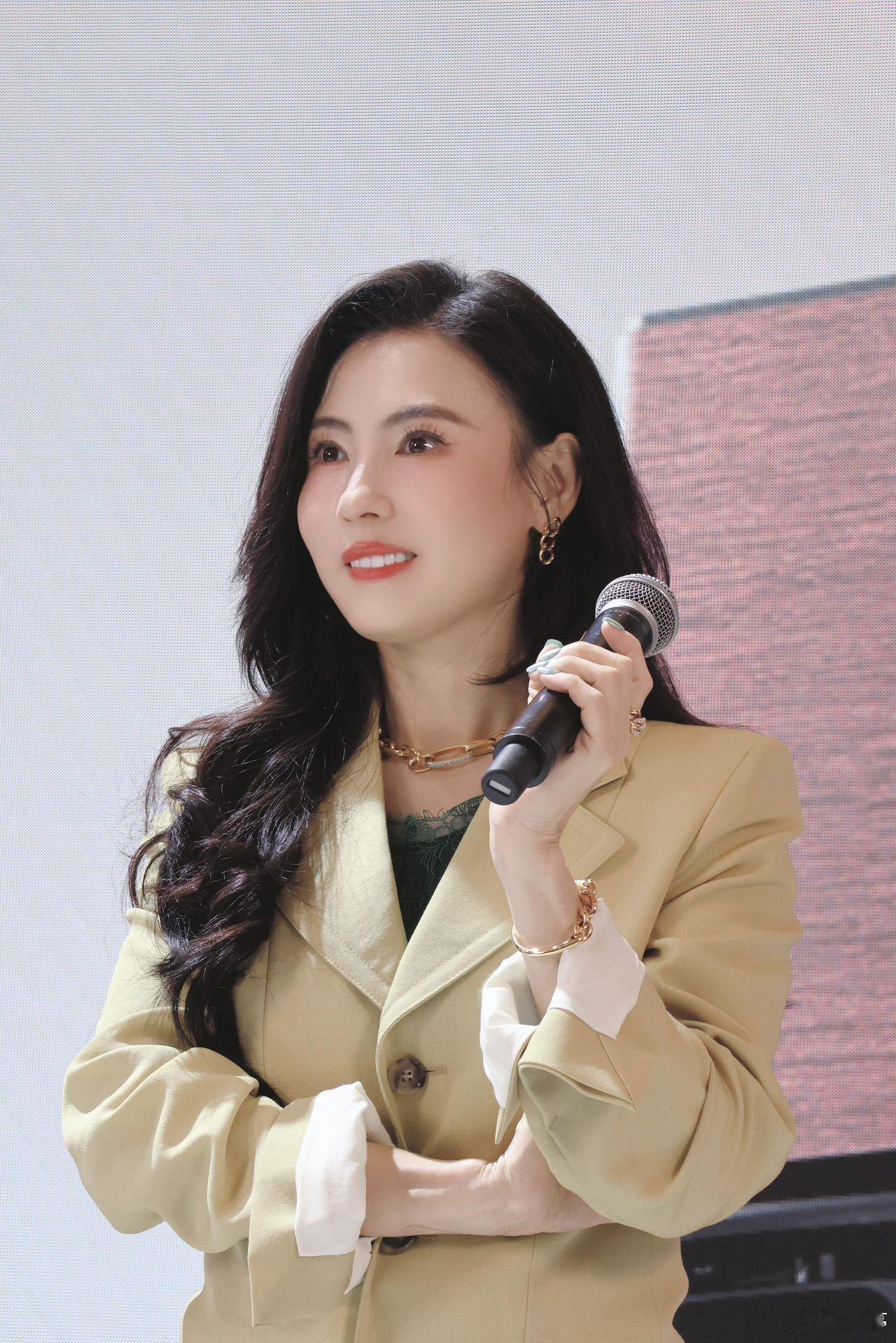 第二眼才看到张柏芝戴了黄金 谁懂啊，看了三遍图才反应过来她戴了黄金。在绝对的美貌