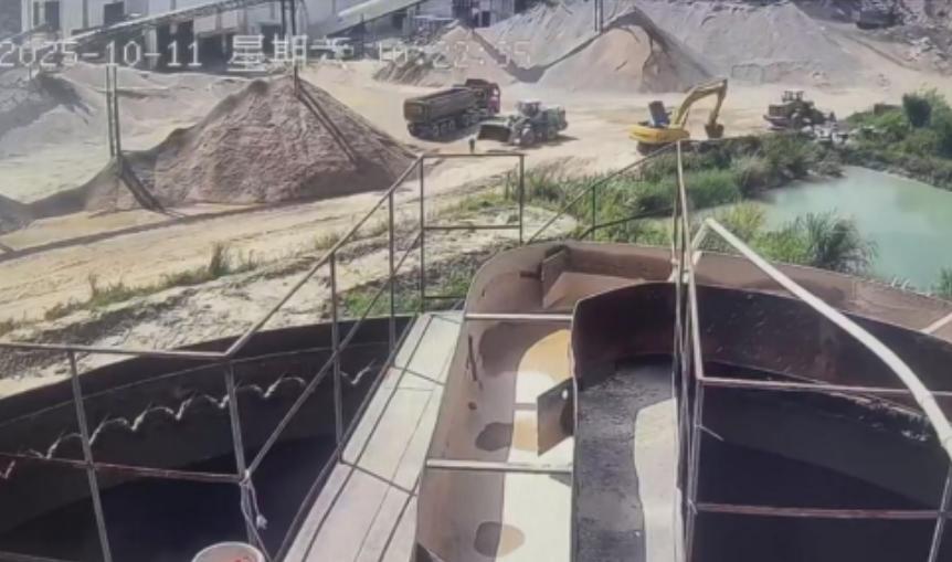 从惠州到深圳，一个人就这么躺在沙车里，走完了最后几十公里。
铲车司机不知道，装车