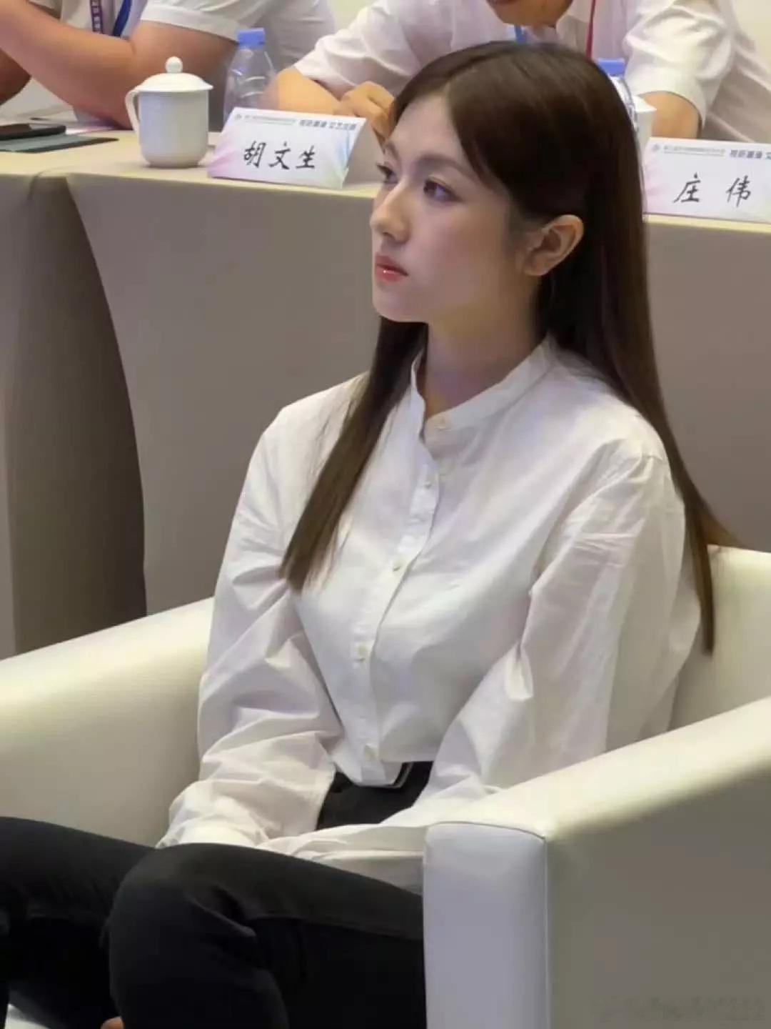 李兰迪线下竟然这么美路人随手一拍的生图就如此美美出片了感觉比起古装她更适合清冷的