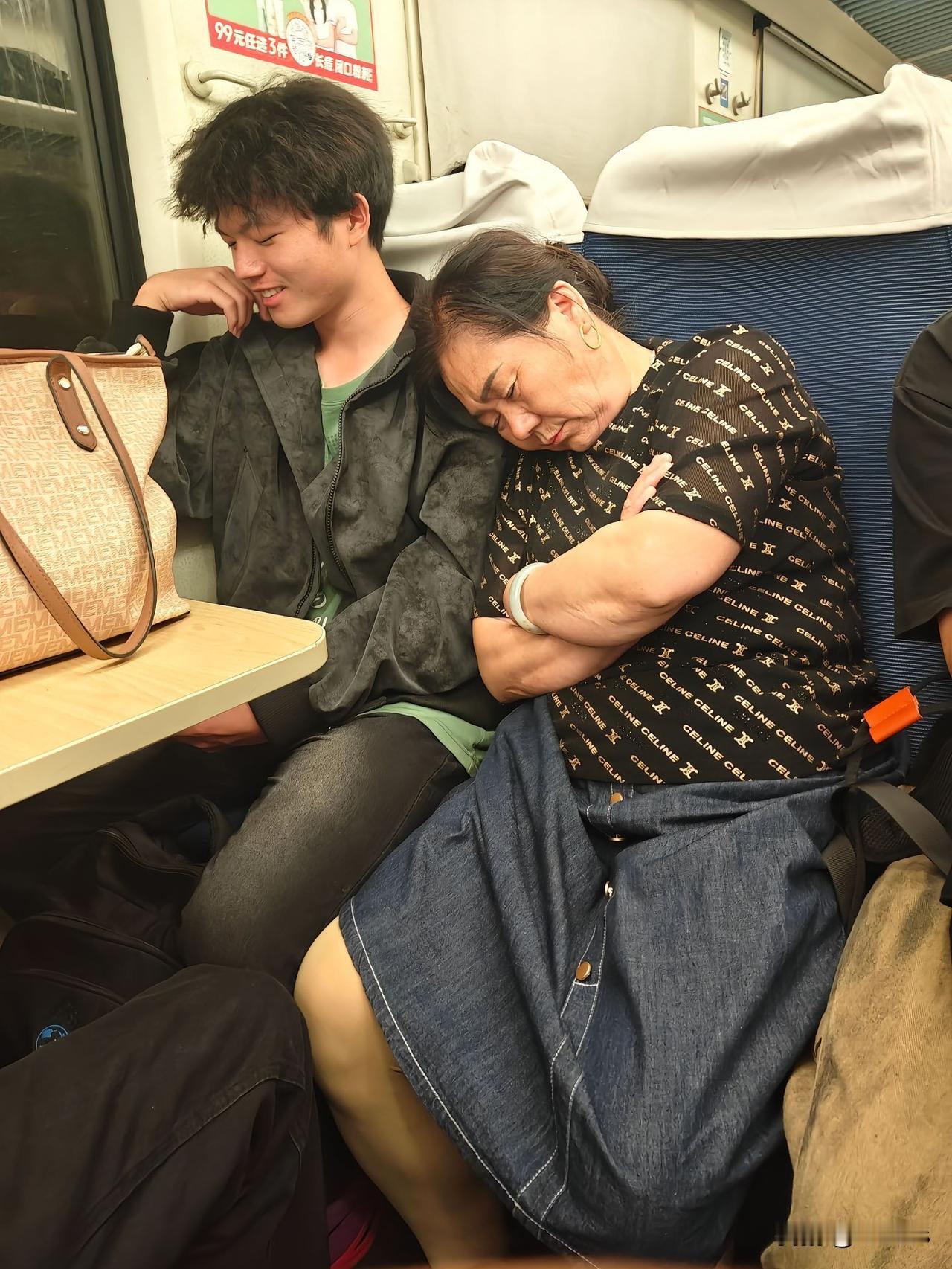 少年的笑脸胜过一切浪漫