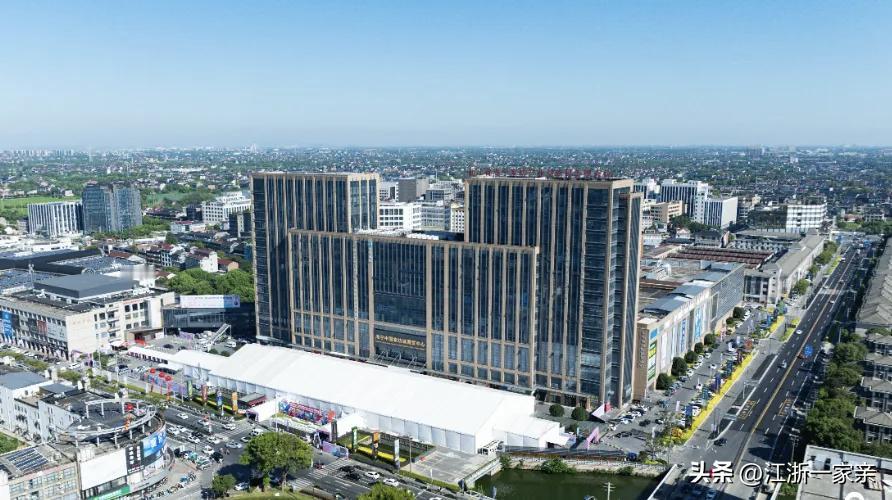 在浙江，你得来看看海宁，海宁那是相当的强，不是一般强，就一个许村镇就能打。

2