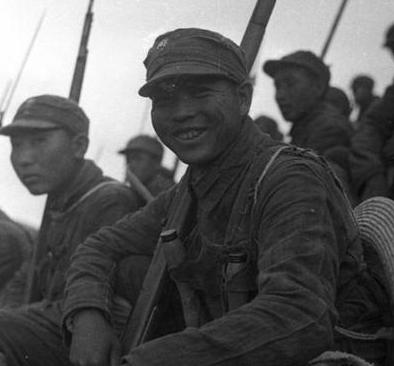 1945年初，山东下崖村，八路军战士赵友金埋伏敌人由于太过专注，没听见撤退命令。