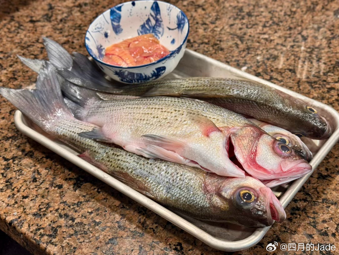 去年吃过这鱼念念不忘，妹子的老爸在外州钓回来的，又鲜又嫩，蒜瓣肉，全无腥味，村里
