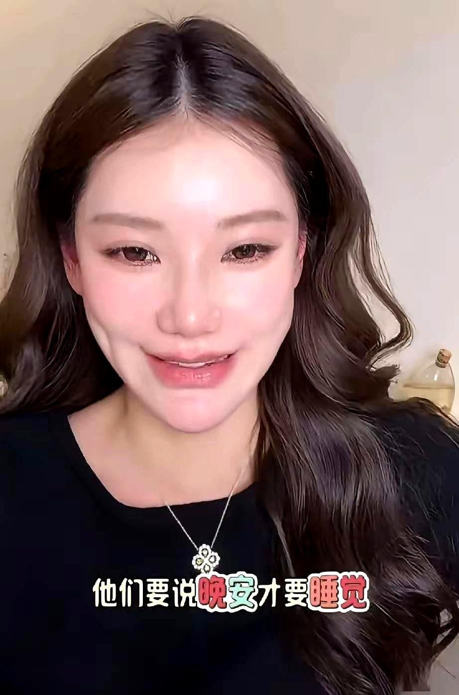 怀孕9个月深夜直播，她突然中断：等我一下，孩子不抱不睡。
 
镜头外，传来小男孩