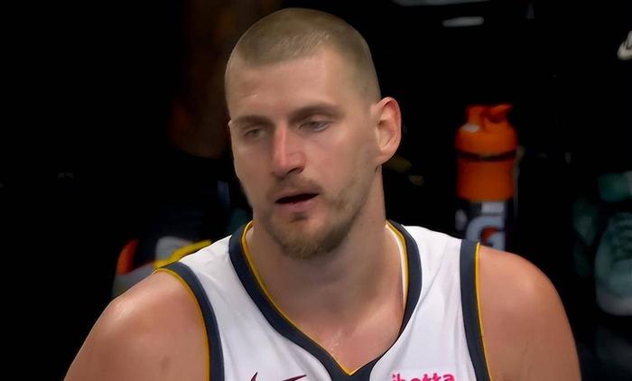 约基奇怎么也没想到，现在的戈贝尔和之前的戈贝尔差距太大！
1，现在的戈贝尔，打球