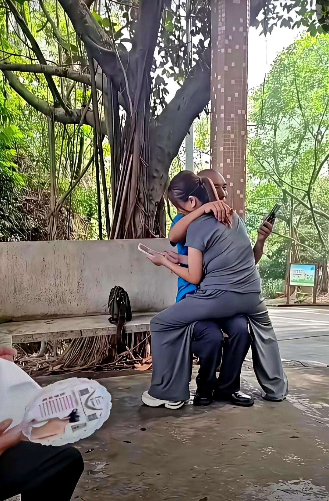 这老大爷真不是摆样子，细节一看还挺暖。
为了不让身边女子坐在冰凉又脏的石椅上，他