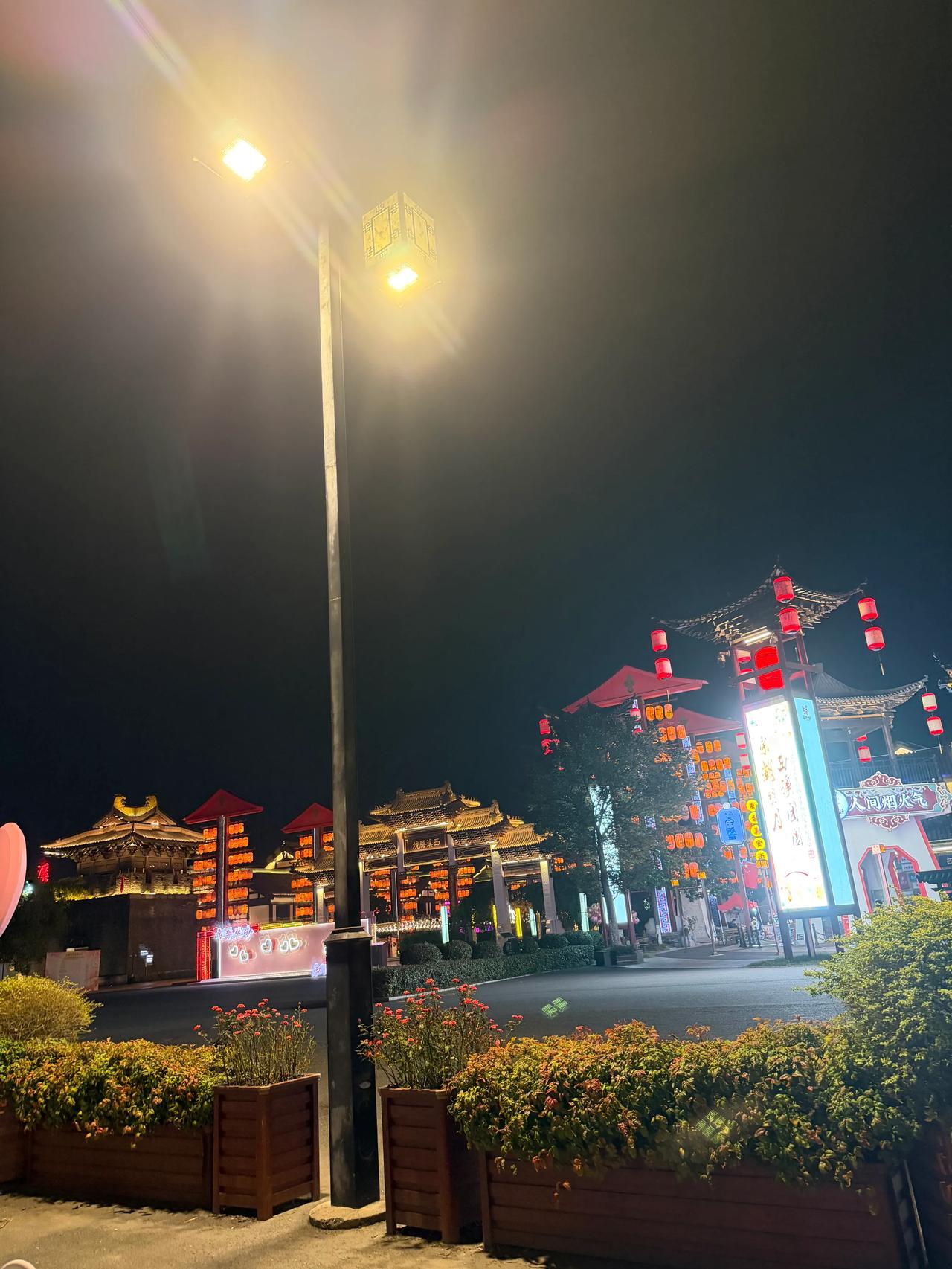东台站在盐通高铁建设时，在站场两端（盐城端、南通端）预留了未来修建场间联络线的土