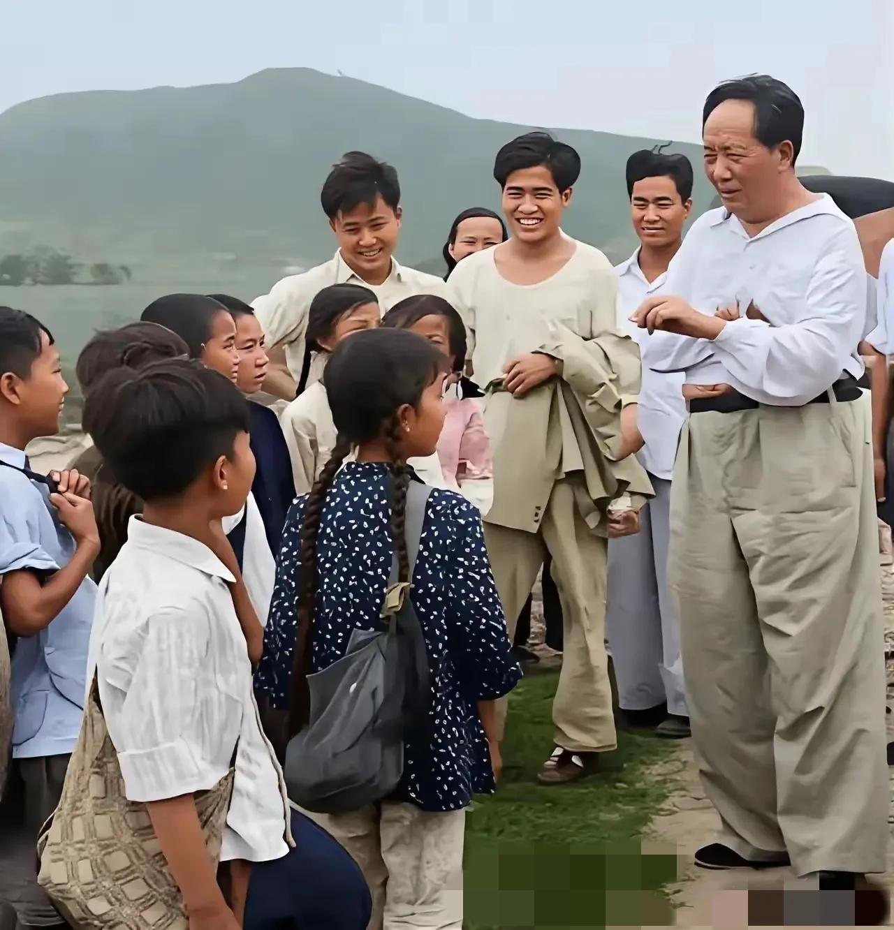 提起毛主席，“伟大”俩字哪够形容啊？他就像咱中国人心里的定盘星，不管过去多少年，