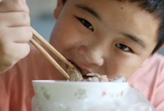 让人泪目！2019年，一名10岁男孩每天疯狂吃5顿大肥肉，3个月内胖了整整36斤