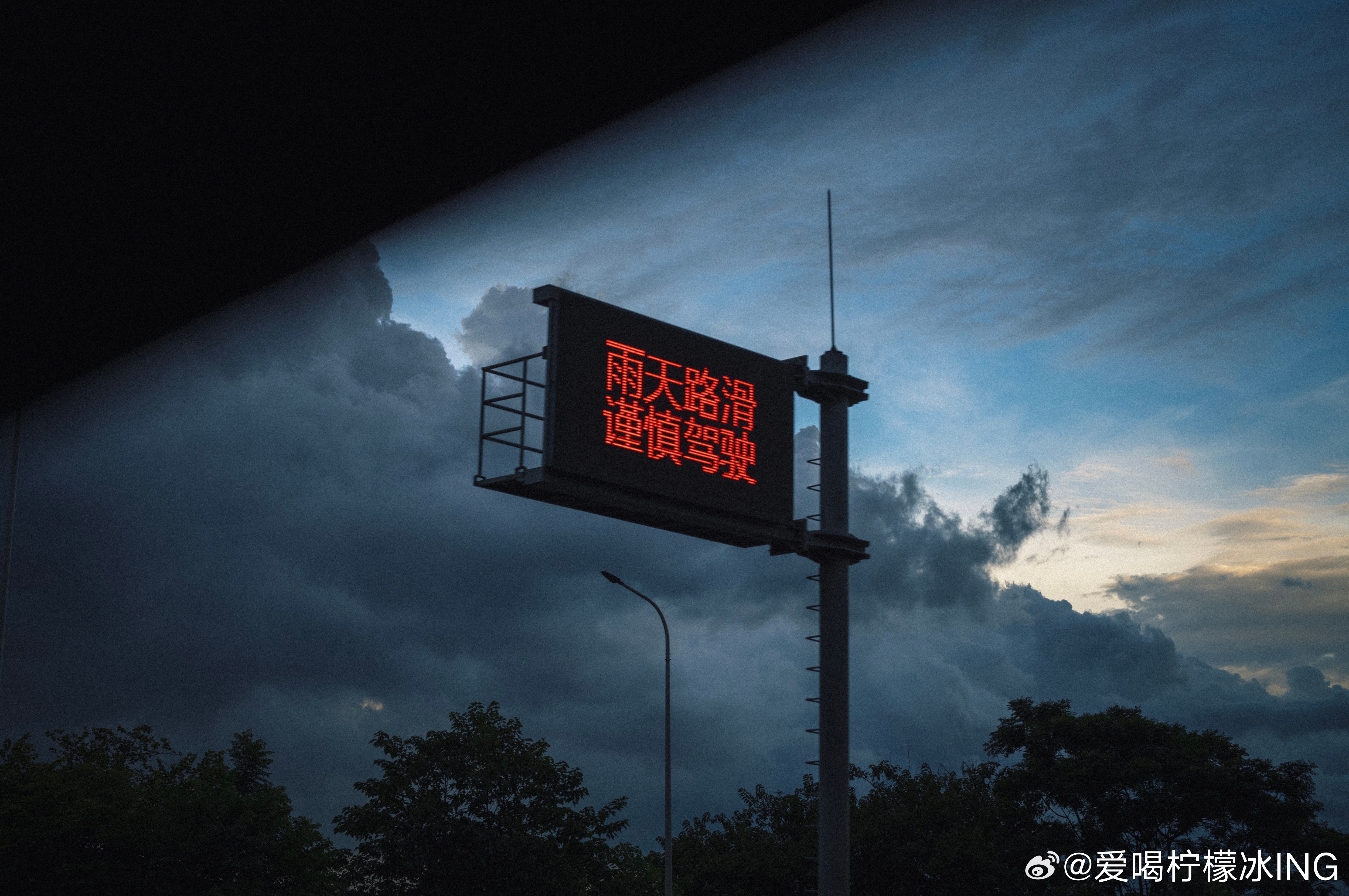 每日一善 生命中，好多的事是这样，生活中，好多的情是这样，没有理由，也无需理由，