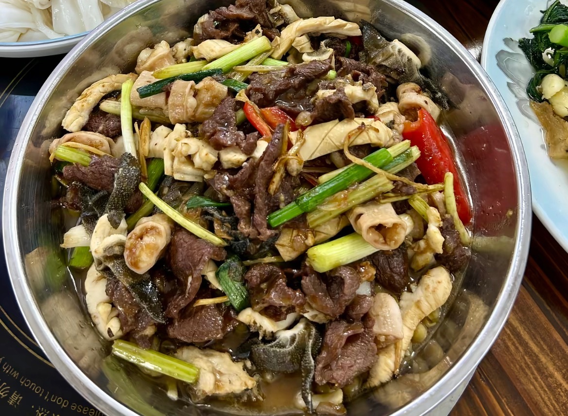 玉林爆炒生料果然名不虚传玉林炒牛料玉林美食 广西玉林美食，爆炒牛料都是靓菜，味道