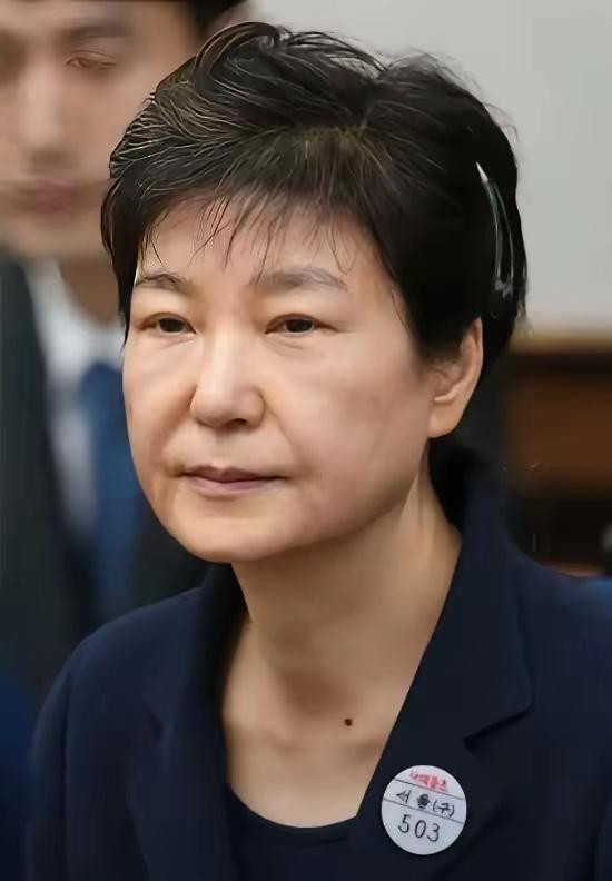 万万没想到，尹锡悦内乱罪一审宣判之际，出狱三年的朴槿惠竟然也惹上了官司！究竟是巧