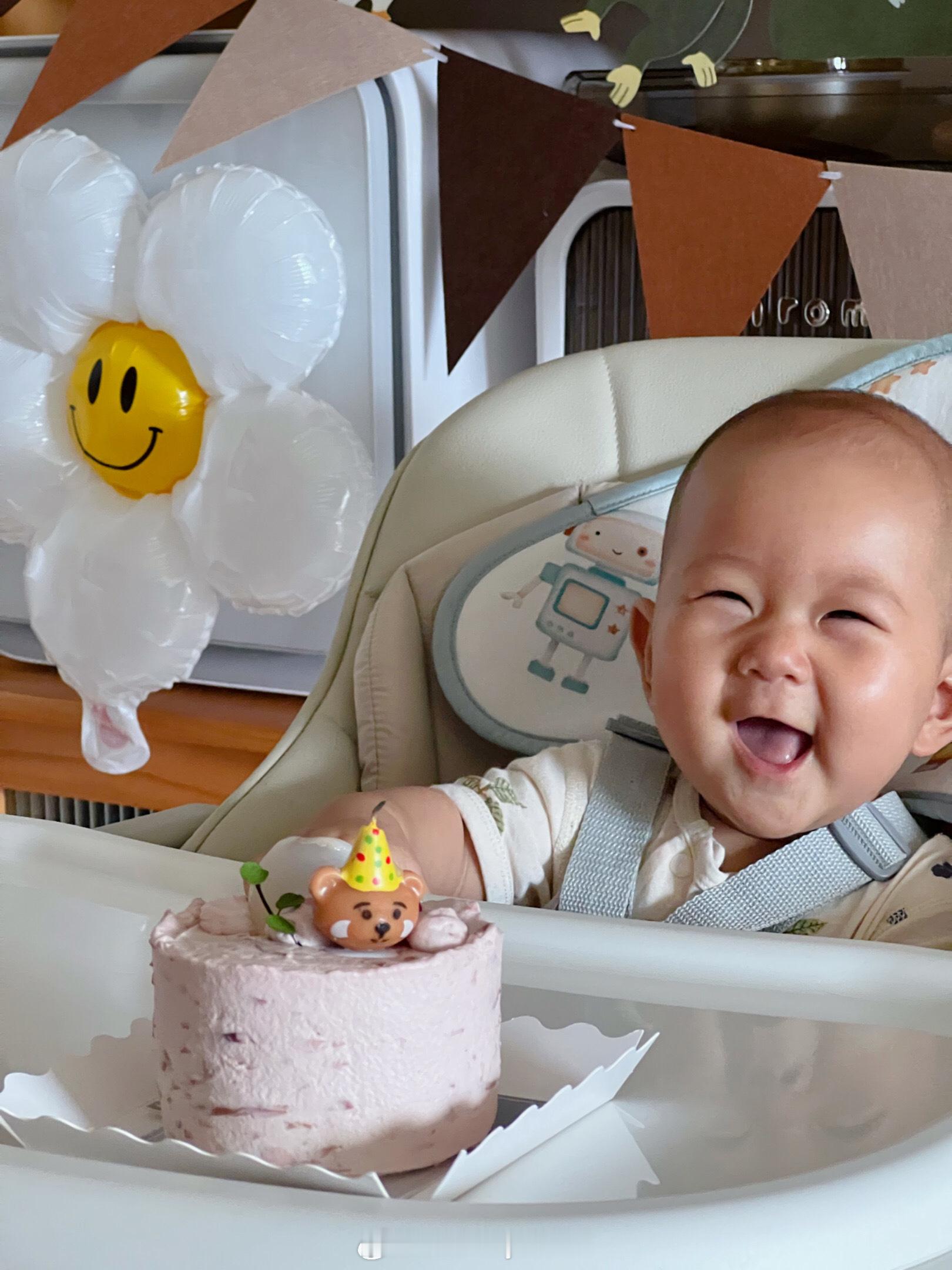 豆米小朋友正式加入干饭人队伍🎉世间美味请慢慢品尝咯～#萌娃养成记##带娃日常#