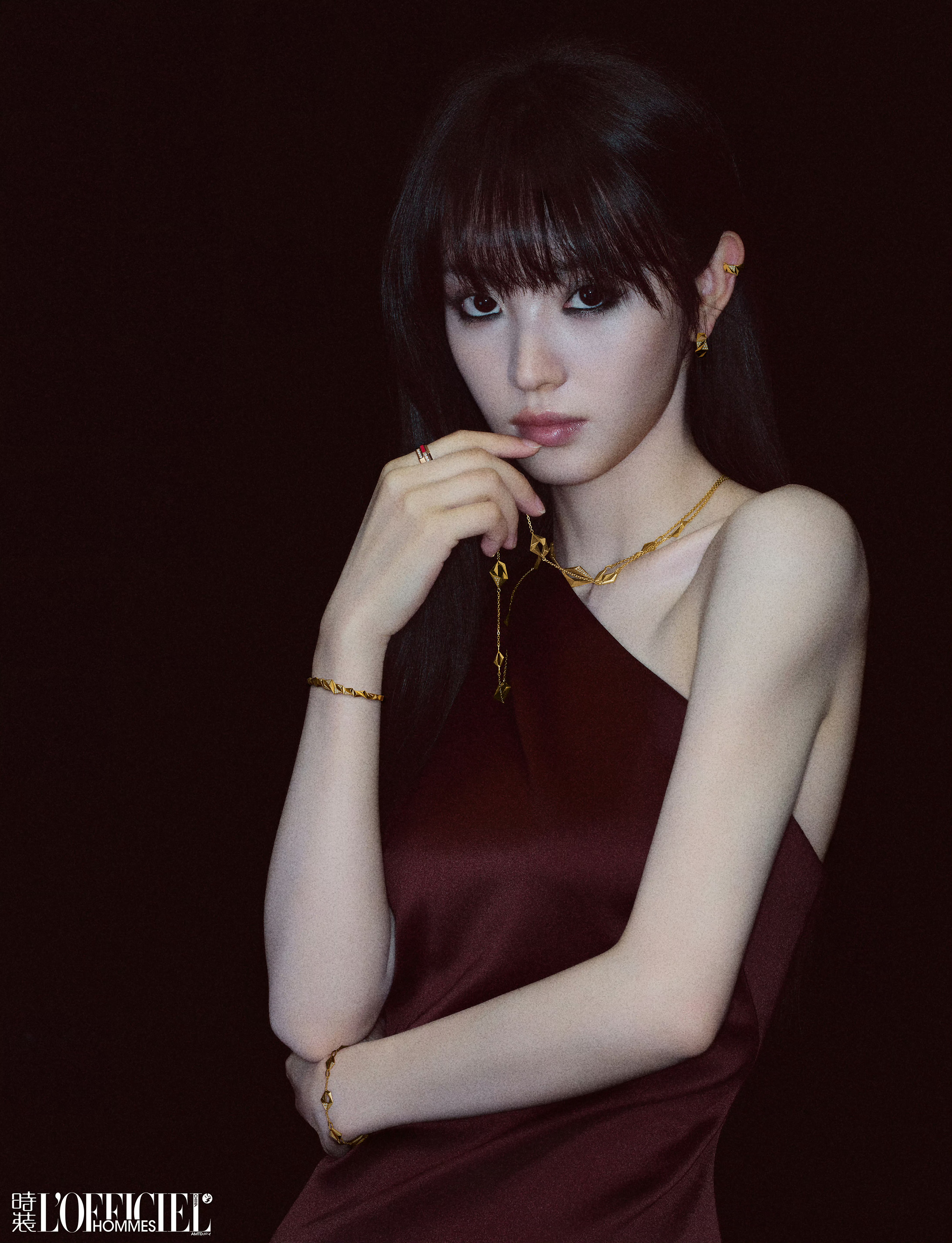 时装男士六月刊封面揭晓，田曦薇带来 Gucci 与周生生两大品牌的宣传曝光，冷调