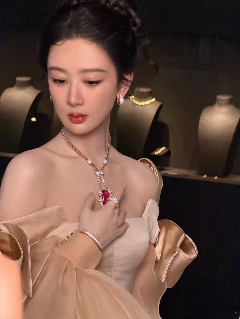 杨紫 看得出她是公主g社拍的杨紫 公主本人具象化 这身裸色高定配上红宝石好美呀生