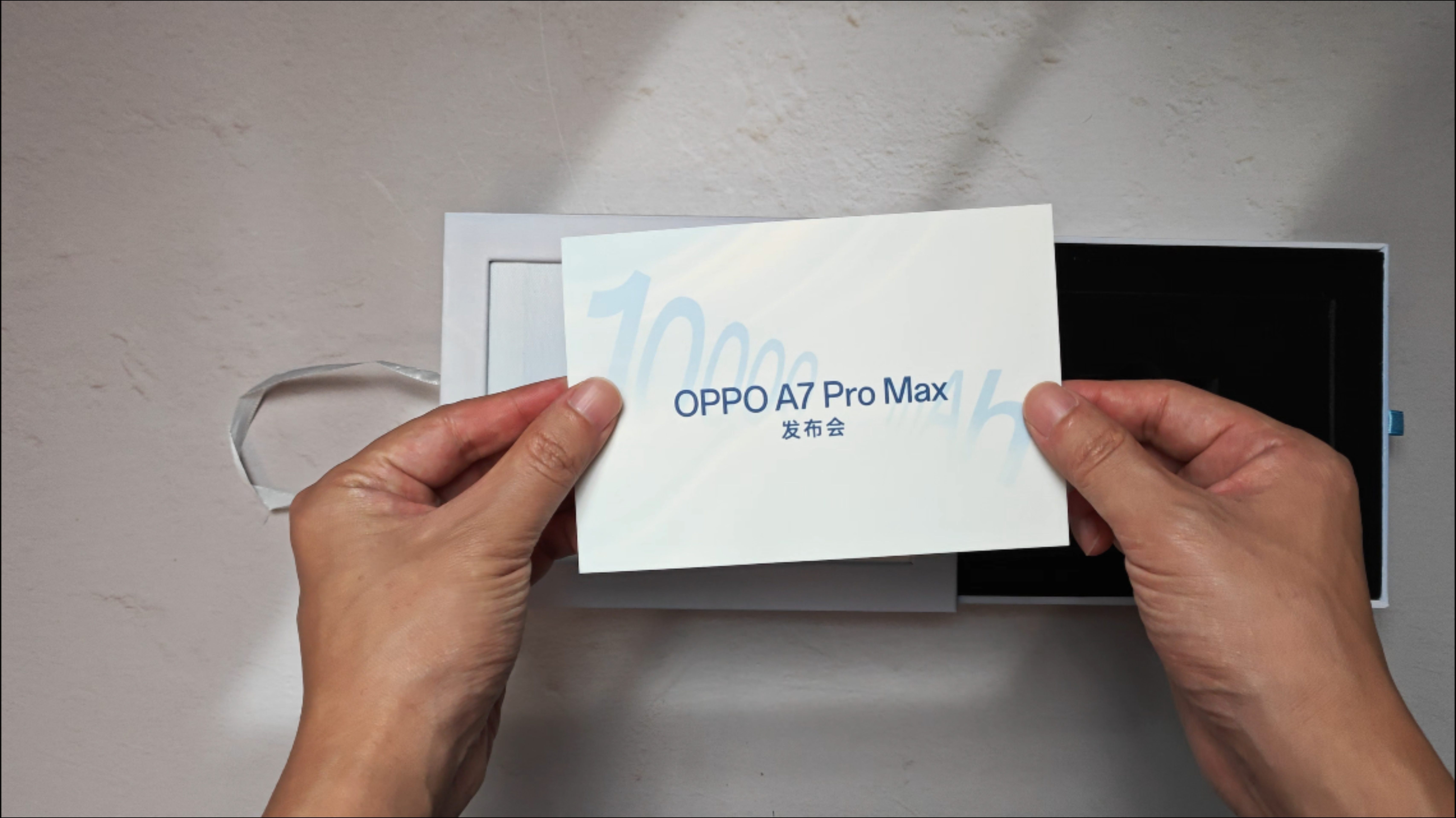 OPPO A7 Pro Max的邀请函挺有设计抽拉的礼盒，拉开会滚动展示亮点，行