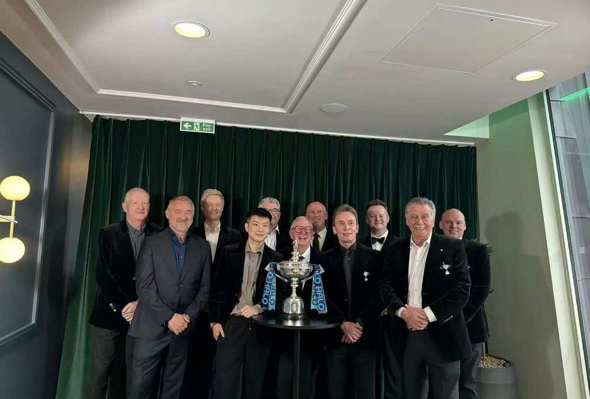 2026斯诺克世锦赛 赛前欢迎晚宴，卫冕冠军赵心童与一众世界冠军一起，被簇拥着合