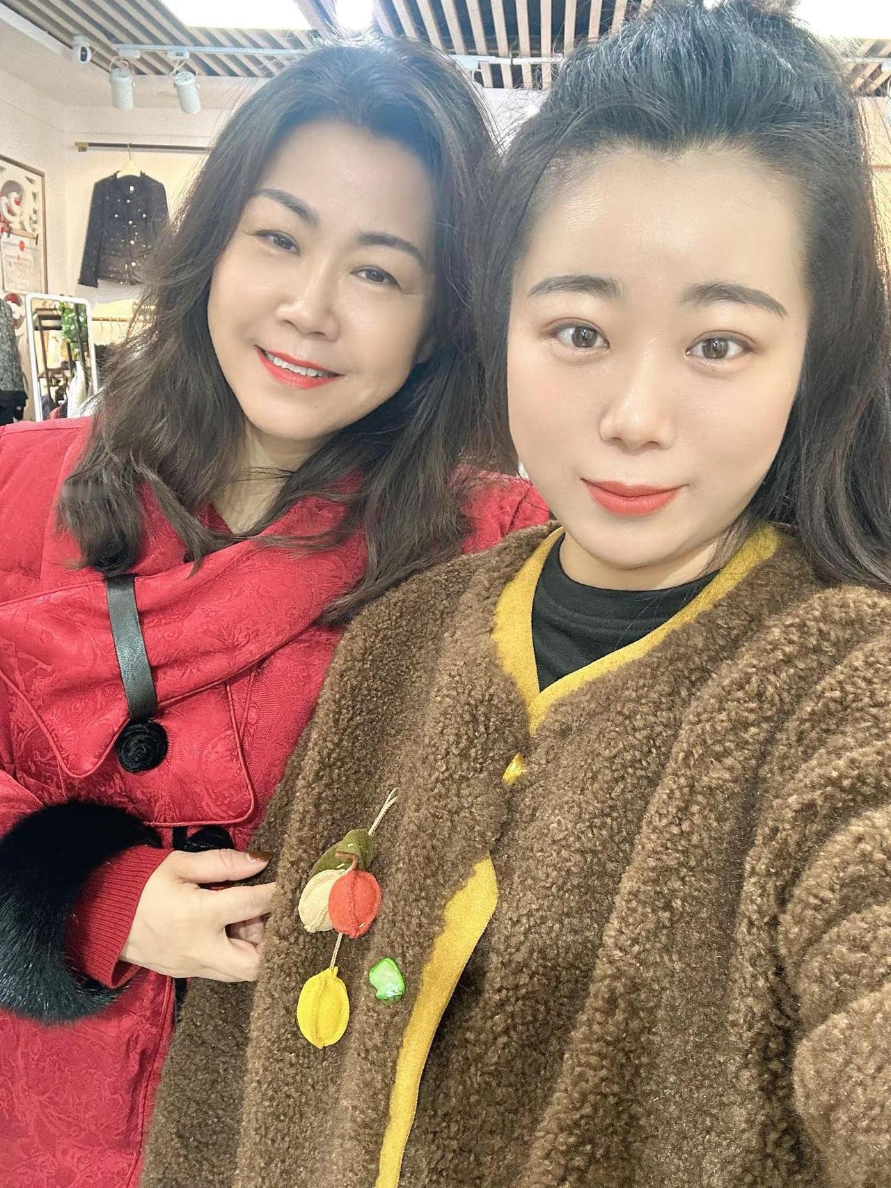 🍎俏佳人名店🍎祝大家元旦快乐🎊2026 年啦🏮锦上添花，穿搭🎀也要开始