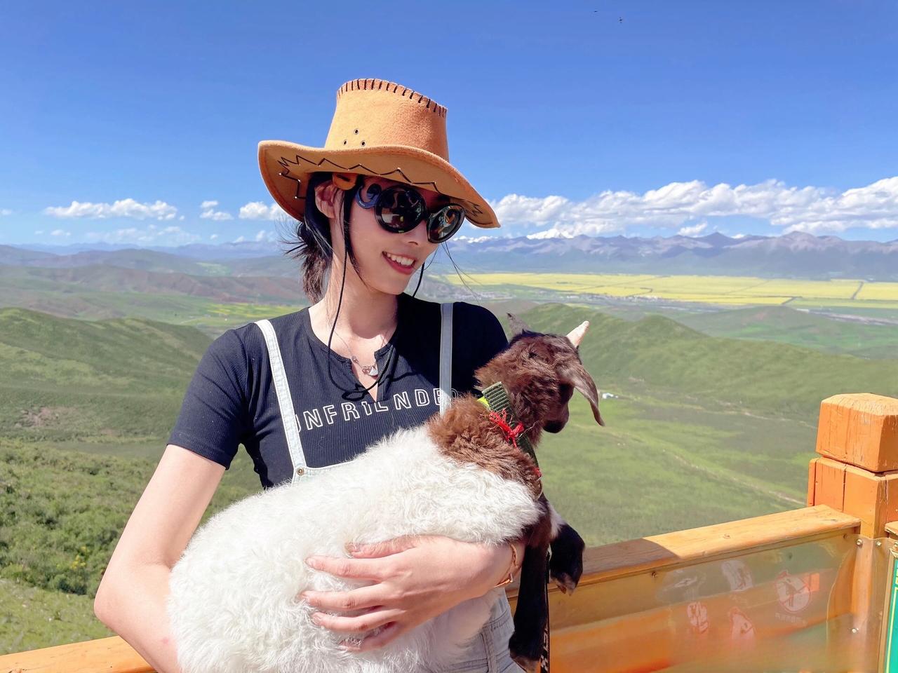 上热门 旅行 美丽的草原 美女 自由