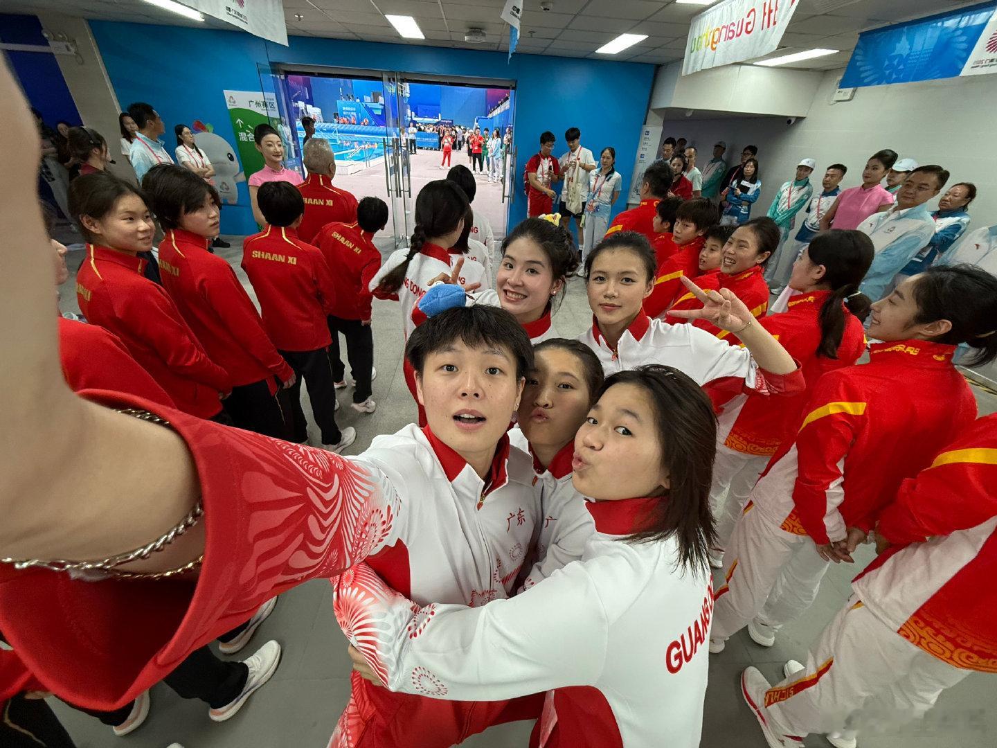 跳水广东女团冠军自拍 十五运跳水女子团体，广东队2369.8分绝对优势夺得金牌，