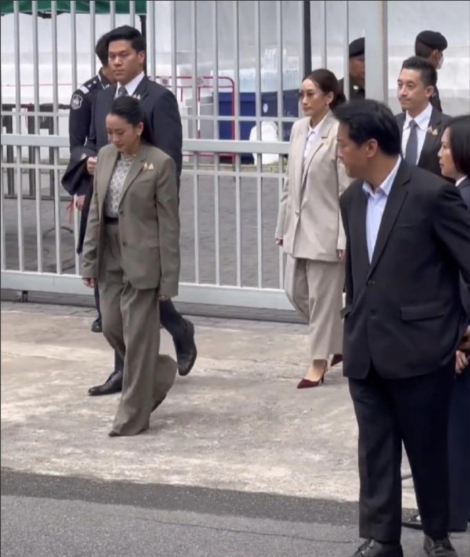 泪水不止是因为选举失利，也不是勾心斗角的政治阴影。是因为父亲信，却被判刑，要进监