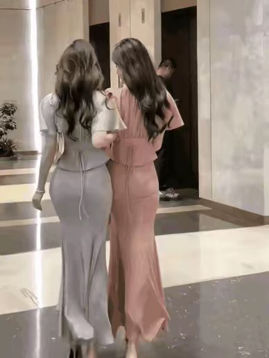 我感觉他俩是卖衣服的，一款衣服不同颜色的买家秀 