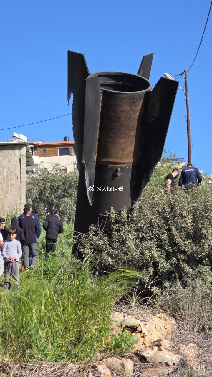 以色列被打穿了伊朗一枚导弹的残骸坠落在撒马利亚地区一座巴勒斯坦村庄附近。 