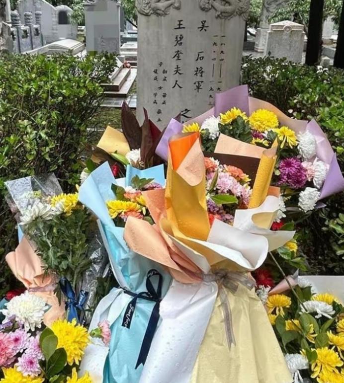 《沉默的荣耀》泪目，北京香山吴石将军墓前摆满了鲜花。
吴石将军牺牲44年后，
骨