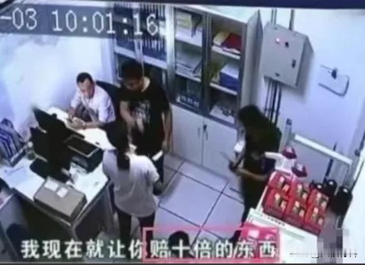一小孩逛超市时说口渴了，母亲就从货架上拿了一瓶饮料打开先给孩子喝。孩子喝完以后，