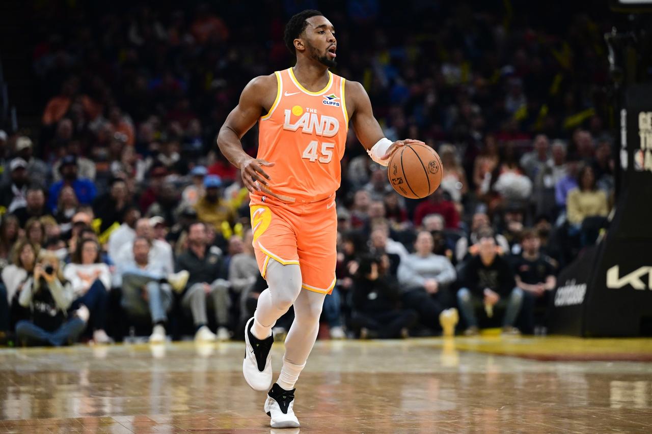 哈登终究还是摆脱不了当牛马的日子？
骑士背靠背出战，主场迎战热火，上半场，骑士一