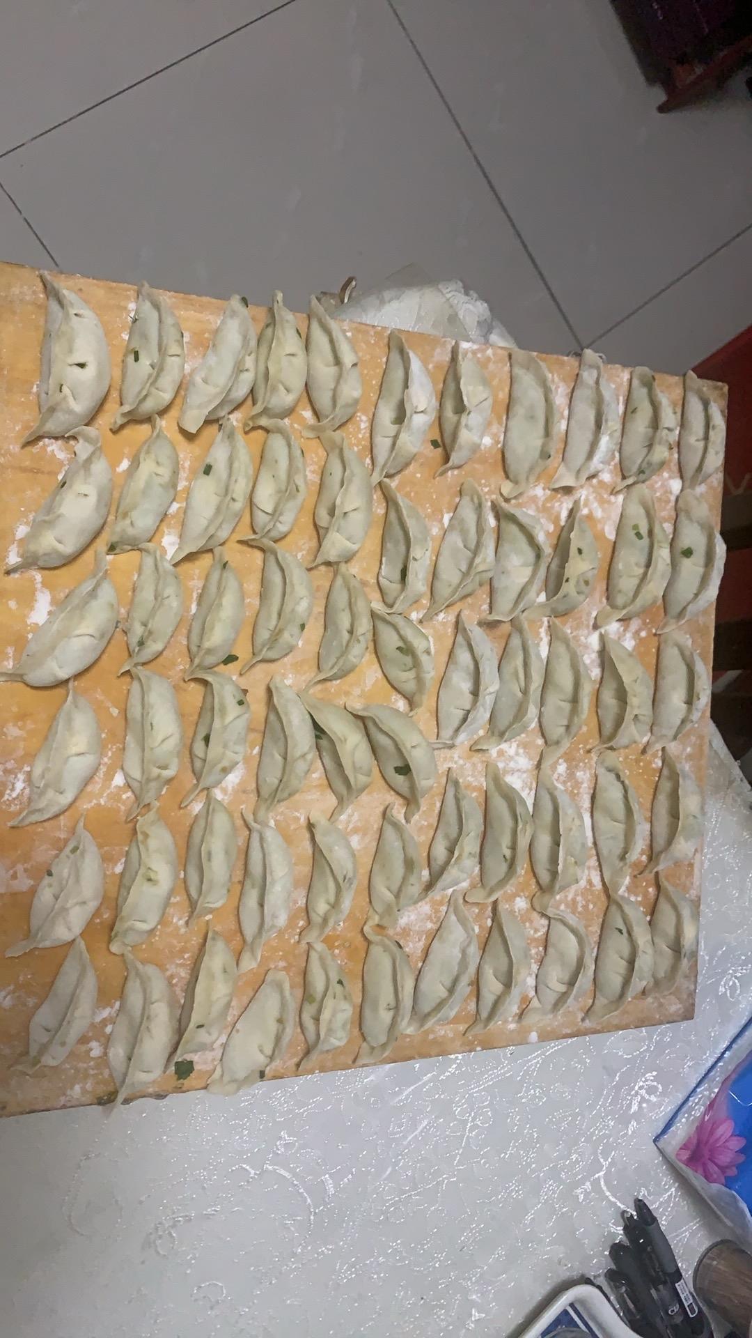 今天媳妇上班，儿子上班，我在家没事，就学着包饺子。你还别说，和的面跟韭菜肉的馅刚