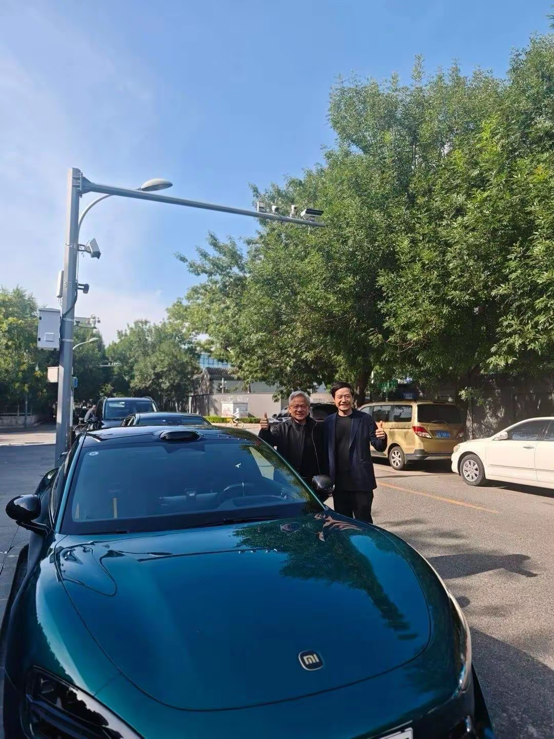 黄仁勋称中国军方不会使用美国技术40℃高温黄仁勋皮衣依然焊身上！[笑cry]皮衣