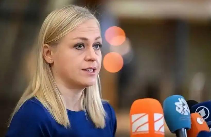 芬兰外长公然逼中国“二选一”！扬言动用否决权，中方直接回击
-
2025年4月在