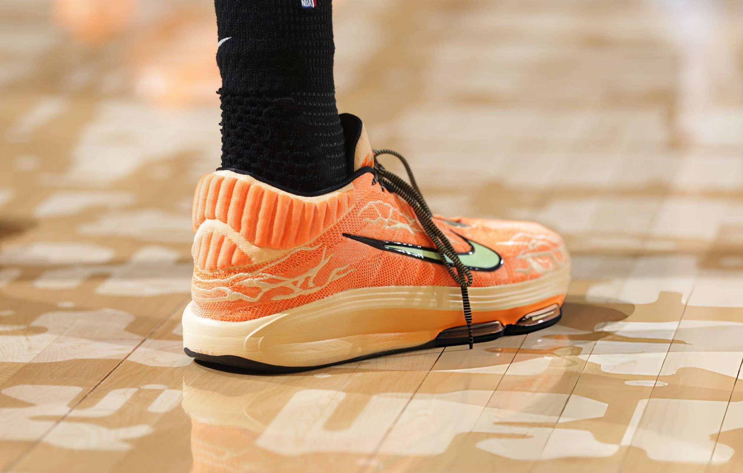 维克托·文班亚马今日依旧选择穿着 Nike G.T. Hustle 3 出场。不