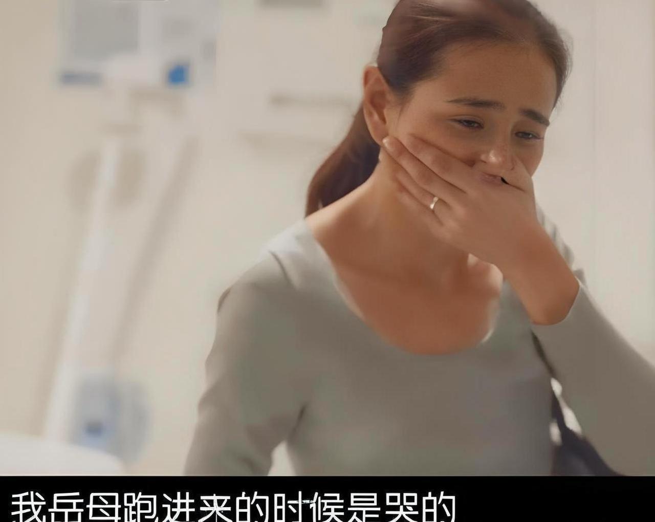 这是包贝尔的岳母，她长得很显年轻，身材也很好！包文婧喜生女儿时，她哭着进入产房，