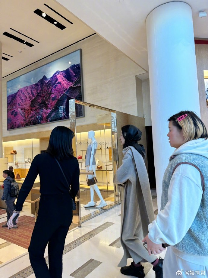 巴黎偶遇周冬雨 在巴黎街头偶遇周冬雨，真的太惊喜啦！她的私服温柔又有气质，松弛感